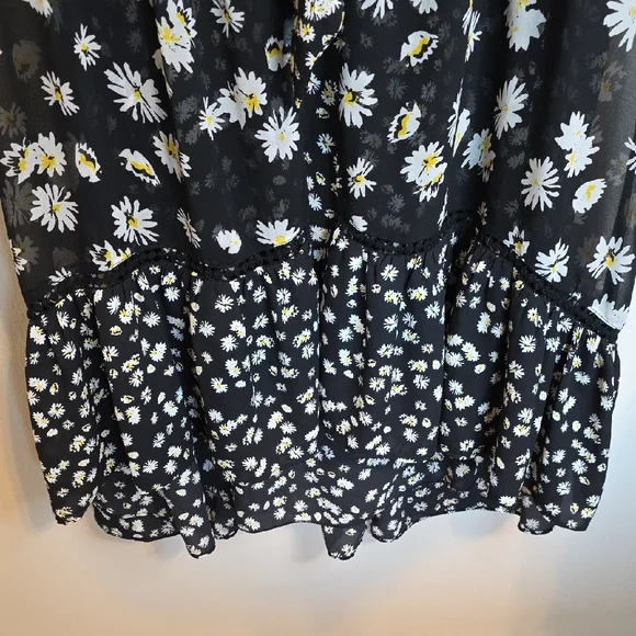 Chic Black and White Floral Long Sleeve Dress - Picture 5 of 7